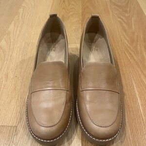 Naturalizer Beige Leather lug sole loafers